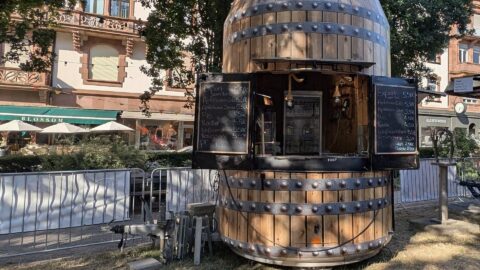 Bierwagen im Fassdesign mit geöffneter Theke in Aschaffenburg
